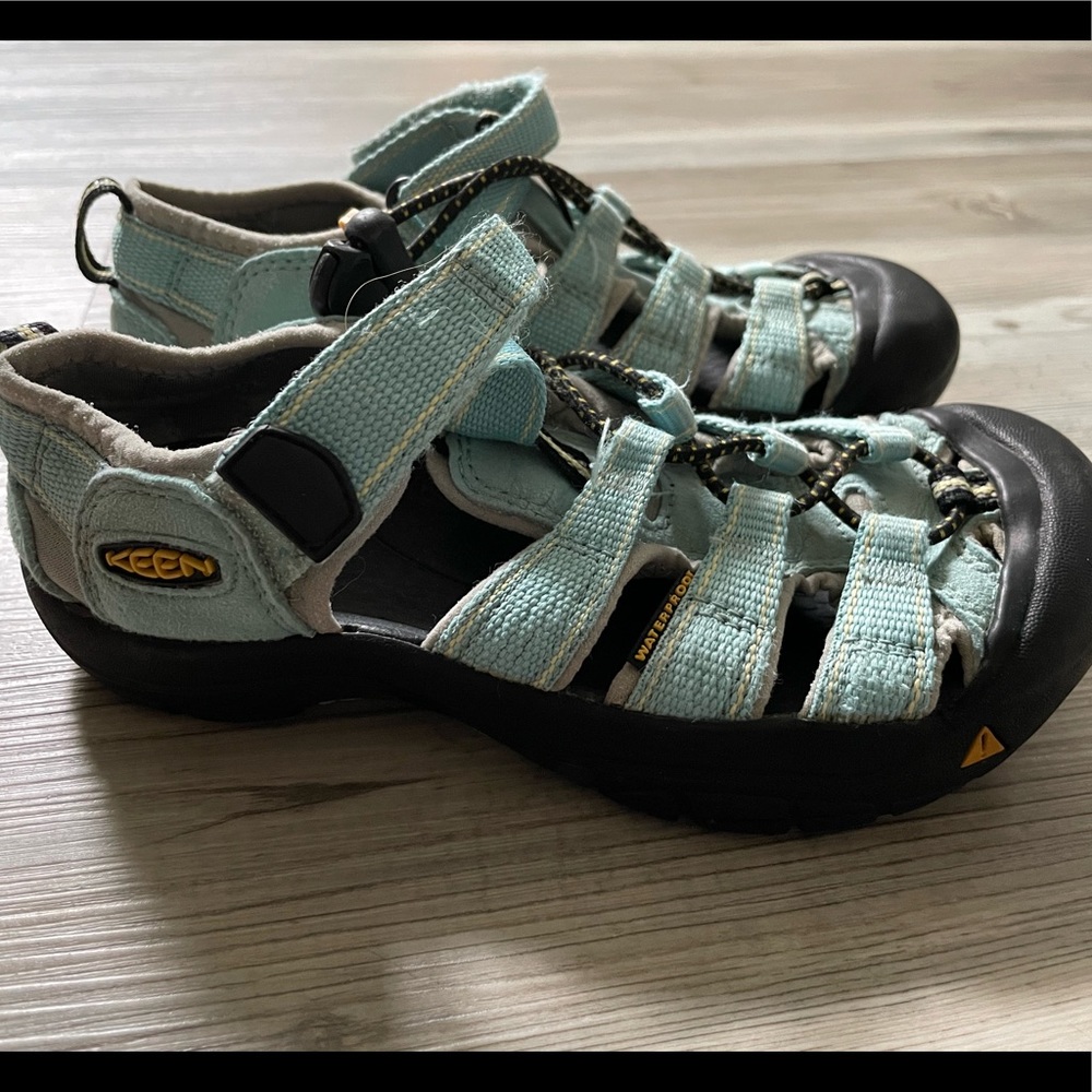 Youth Keens Size 1 Light Blue